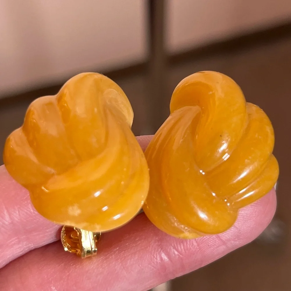 Vintage Retro Deco Lucite Plastic Oversized Amber colored Knot Clip Earrings - Picture 1 of 15